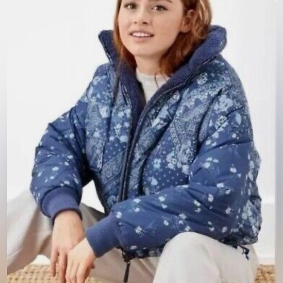 American Eagle Chill Blue Paisley Floral Reversible Puffer Jacket size medium - Picture 2 of 15